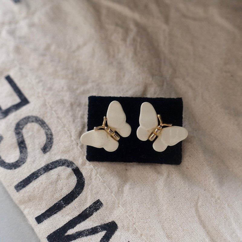 American Antique Trifari 1970s White 珐琅 Butterfly Needle Earrings - Earrings & Clip-ons - Other Metals White