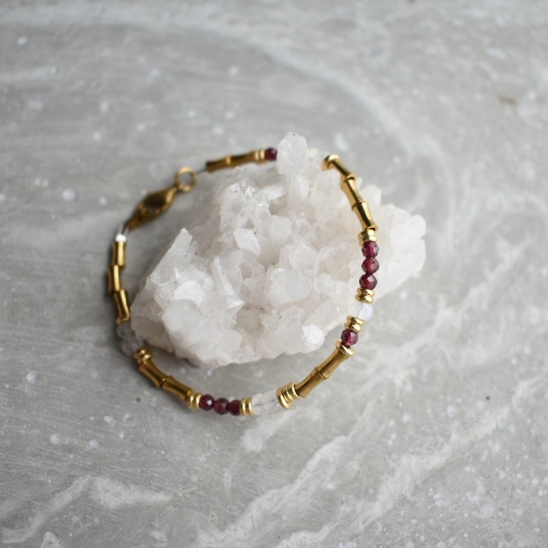 Stone of stone (garnet / brass / natural ore / gift / Christmas present / send her) - สร้อยข้อมือ - โลหะ 