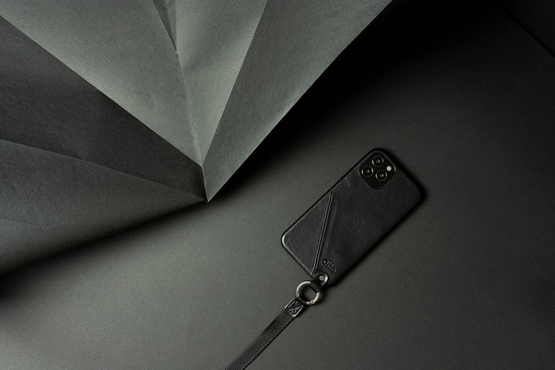 【絕版特惠】頸掛插卡皮革手機殼iPhone12/Pro/Max 黑 - 手機殼/手機套 - 真皮 黑色