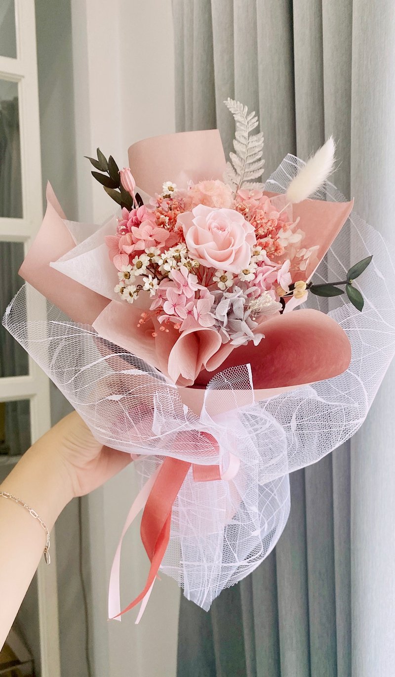 Romantic Pink Japanese Eternal Rose Mesh Bouquet Mother's Day Graduation Bouquet - ช่อดอกไม้แห้ง - พืช/ดอกไม้ สึชมพู