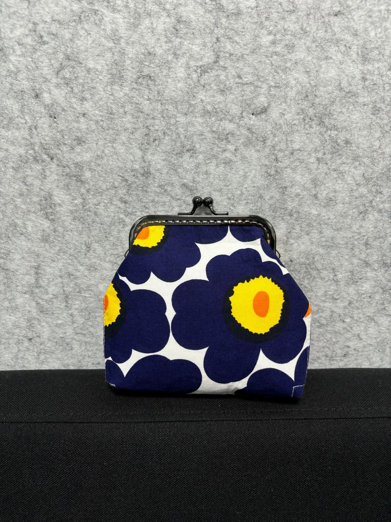 MBC handmade Marimekko 10cm square frame kiss lock bag loose paper bag dark blue flower - กระเป๋าแมสเซนเจอร์ - ผ้าฝ้าย/ผ้าลินิน สีน้ำเงิน