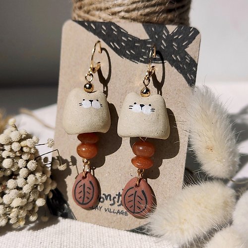 Noonster clay village 【Gift Box】Ivory-white Kitten with leafy tail Earrings