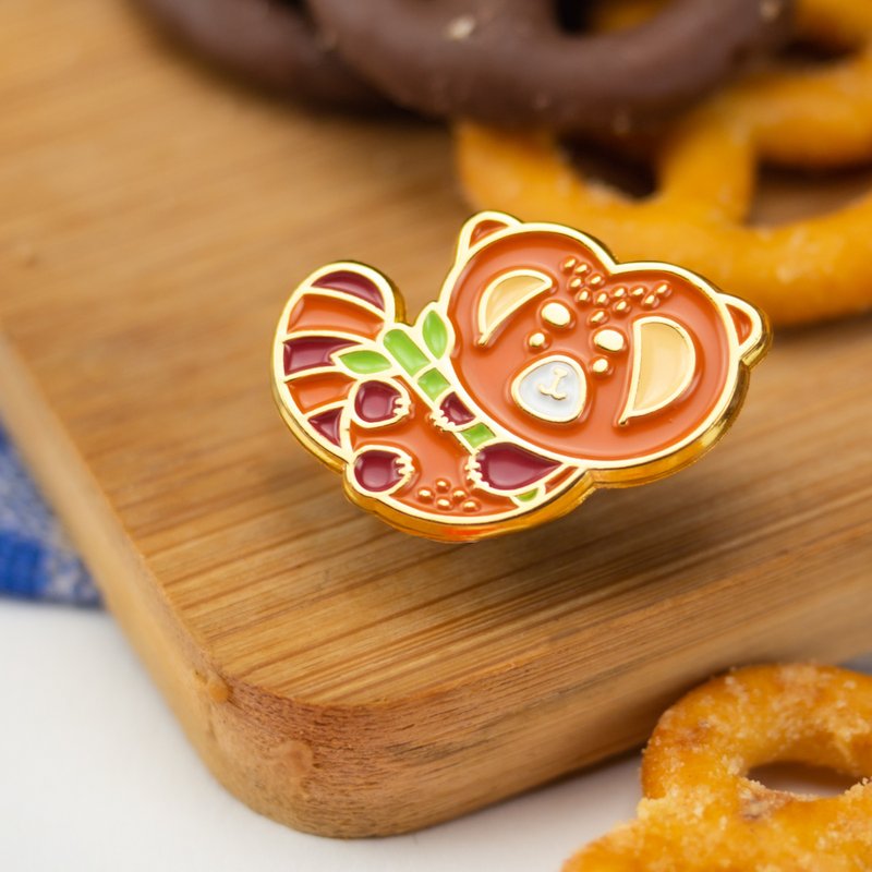 Red Pretzel Panda Enamel Pin - 胸針 - 其他金屬 紅色