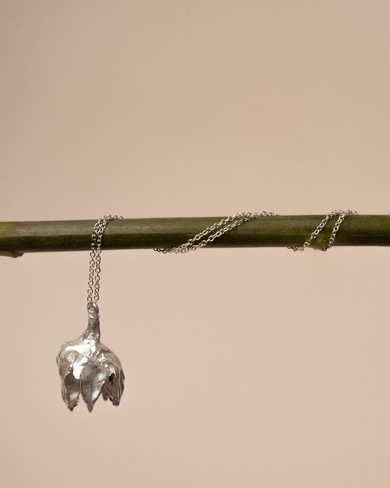 Hibiscus Haiku Necklace 925 Silver/ Brass - สร้อยคอ - เงินแท้ สีเงิน