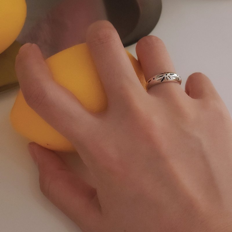 R_403 Silver flower drawing ring - 戒指 - 其他金屬 銀色