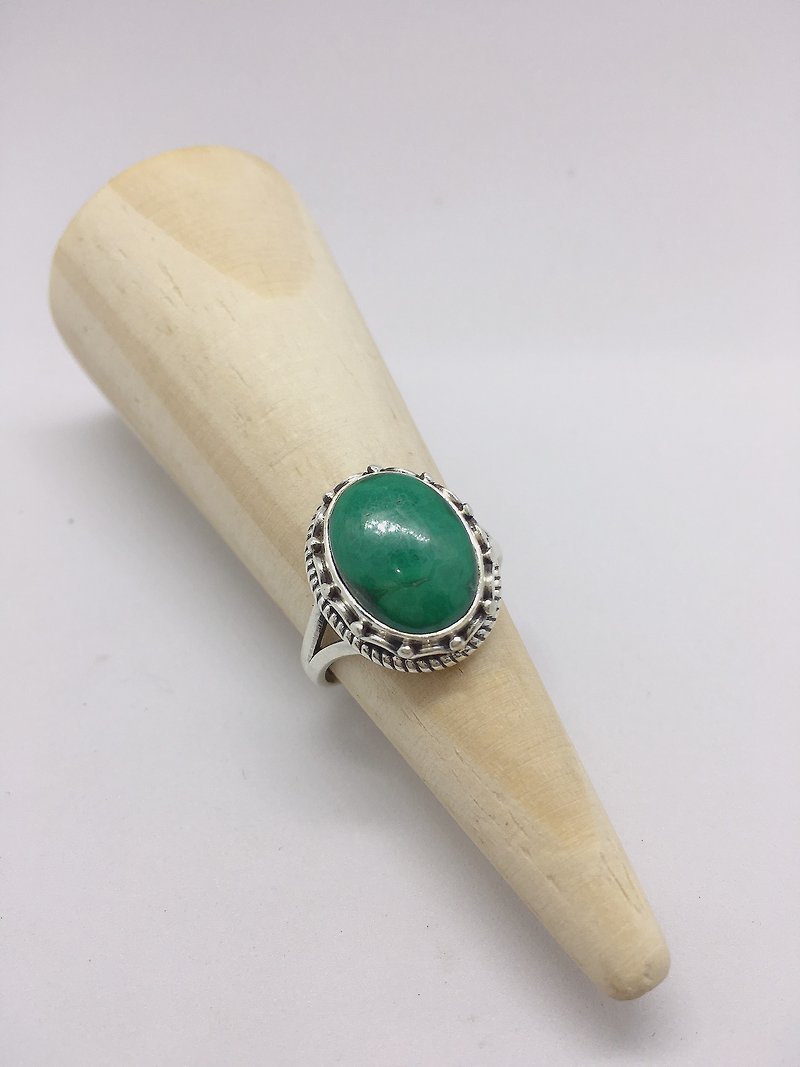 Malachite Green Ring Handmade in Nepal 92.5% Silver - แหวนทั่วไป - เครื่องเพชรพลอย 