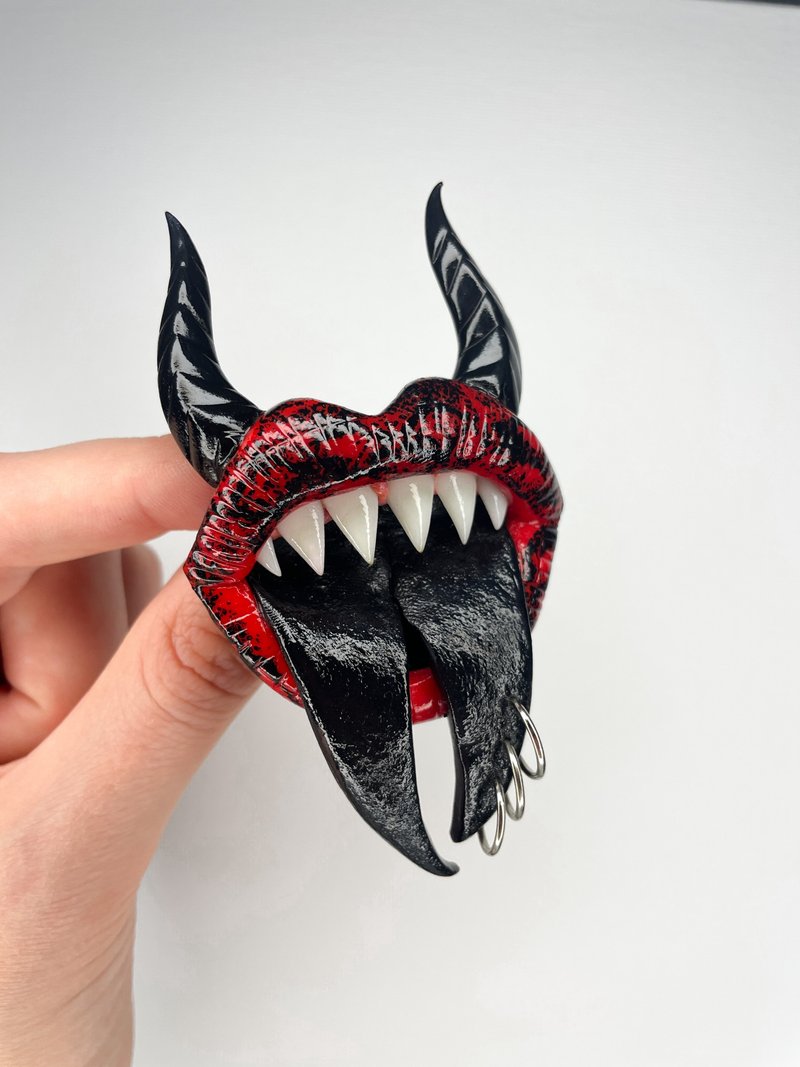 Brooch. Black & red lips with fangs. - เข็มกลัด - ดินเหนียว 