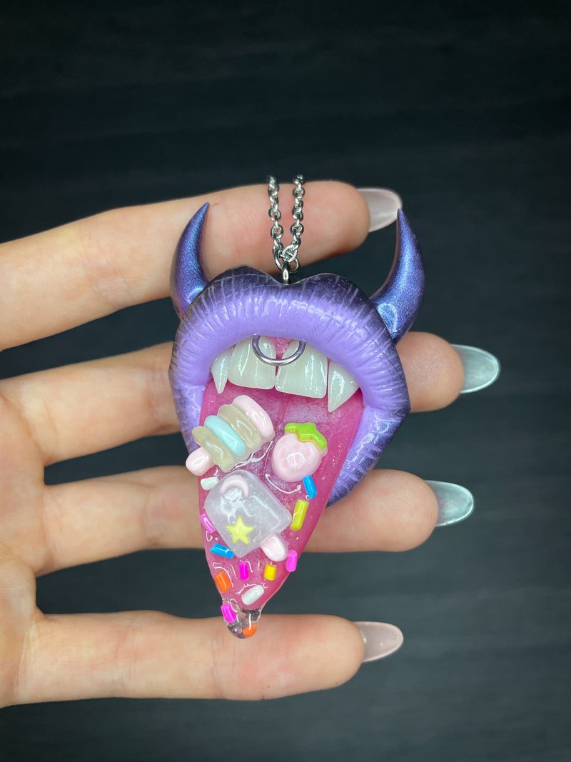Pendant. Purple lips with candies. - 項鍊 - 黏土 