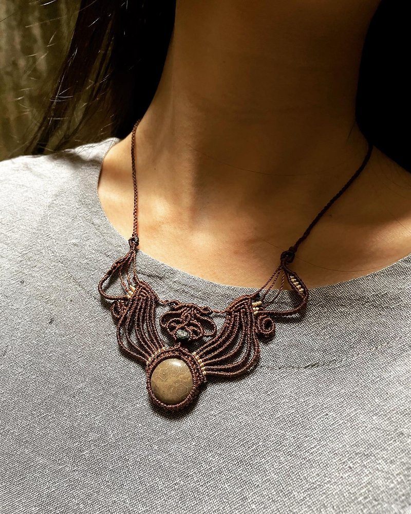 The sound of shell mounds - Handmade necklace (micro macrame wax thread) - Necklaces - Semi-Precious Stones Brown