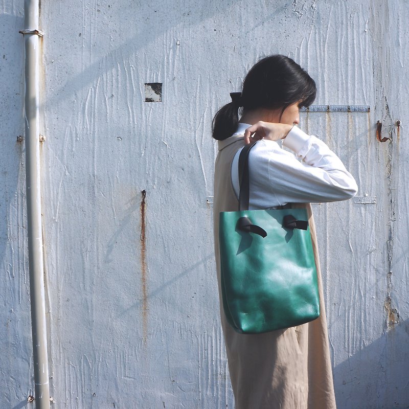 ◄ ► 0:00 // grass green tote bag - handmade Italian leather - กระเป๋าแมสเซนเจอร์ - หนังแท้ สีเขียว