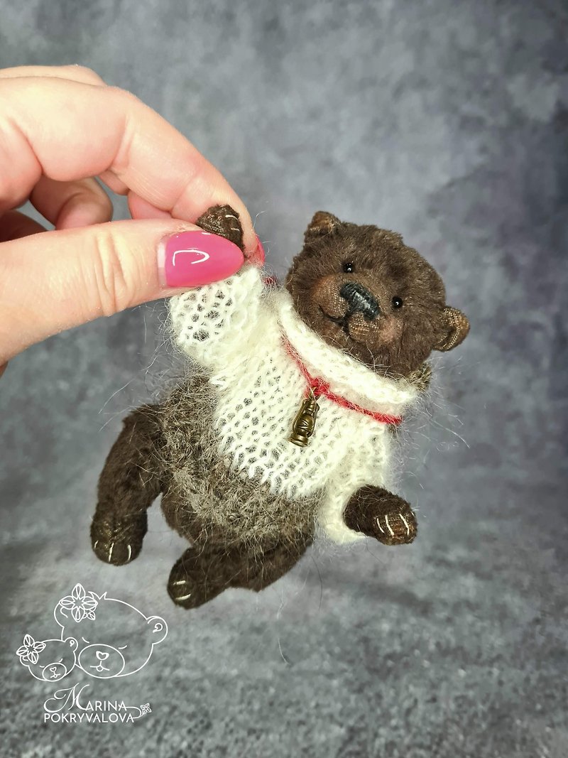 Miniature teddy bear. Artist bear. Handmade bear in sweater. - 公仔模型 - 其他材質 咖啡色