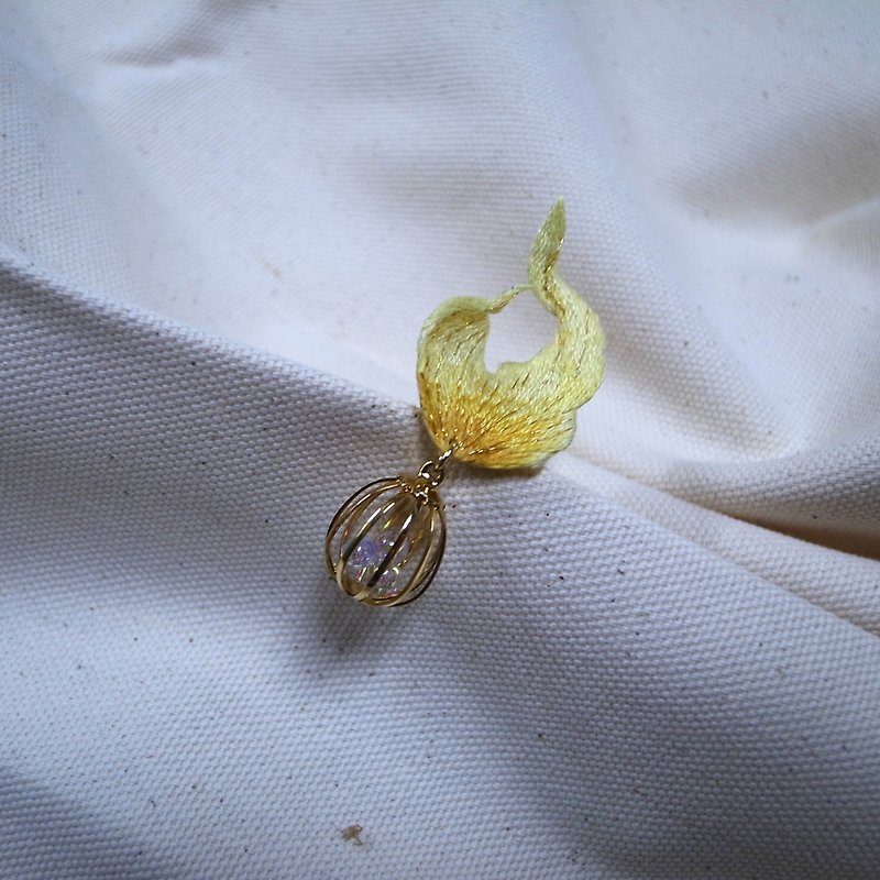 Gold fruit hand-embroidered pendant - Charms - Thread Gold