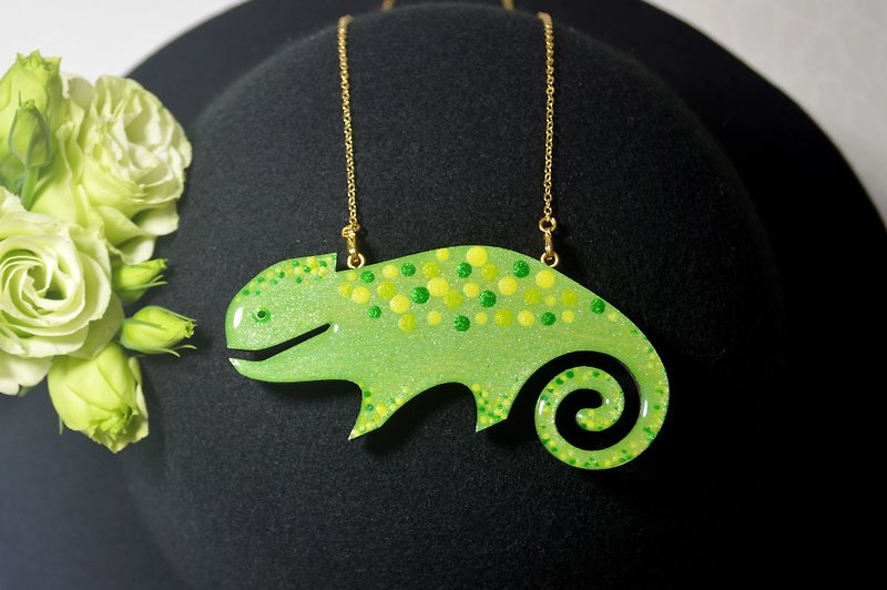 Symphony Chameleon Green Dot Chameleon Shaped Necklace Hand-painted Wooden - Necklaces - Wood Green