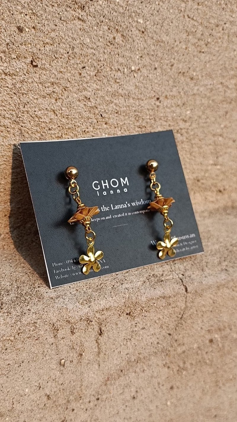 Sailom Rayib Flowers Earrings (Sailom Rayib Flowers Earrings) - 耳環/耳夾/耳骨夾 - 竹 金色