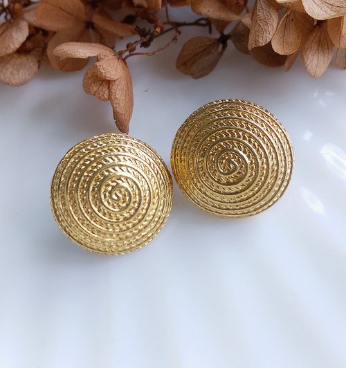 老時光角落 Vintage Jewelry 西洋古董飾品 AVON 金炫渦 金色調 夾式耳環