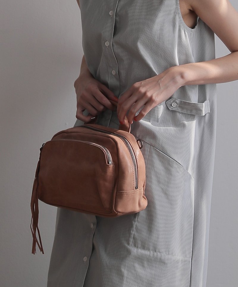 Fringed swing leather shoulder bag 2 bag dry pink - กระเป๋าคลัทช์ - หนังแท้ สึชมพู