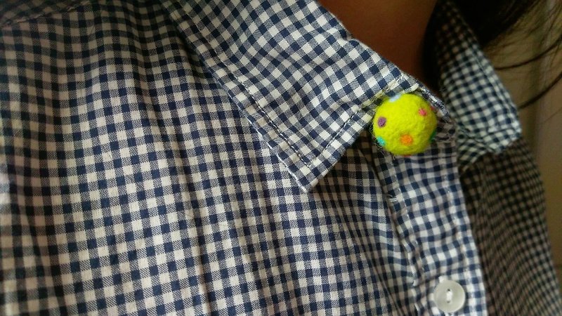 Handmade Polka Dots Felt Button - Custom Made - เข็มกลัด - ขนแกะ หลากหลายสี