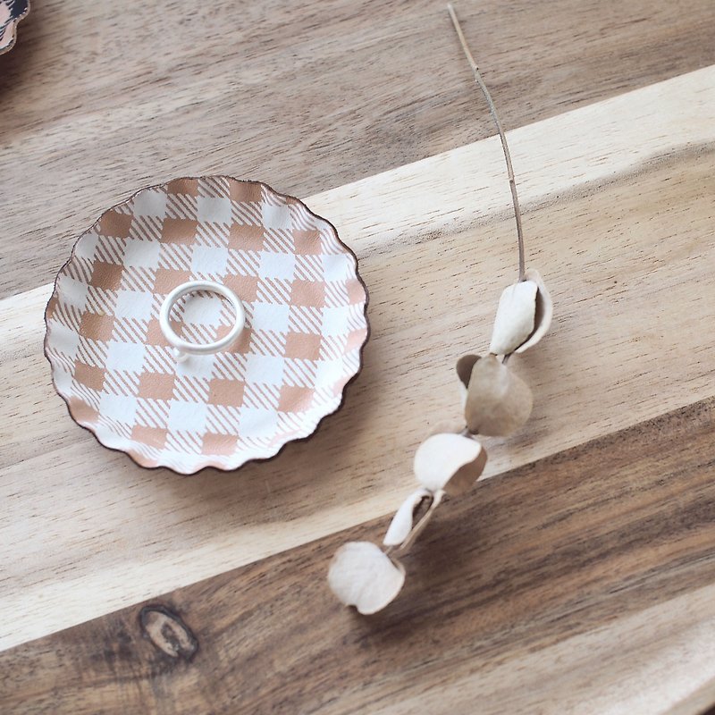 White Gingham Check) Genuine Leather Biscuit Type Accessory Tray Accessory Box with Gift Box - ของวางตกแต่ง - หนังแท้ สีน้ำเงิน