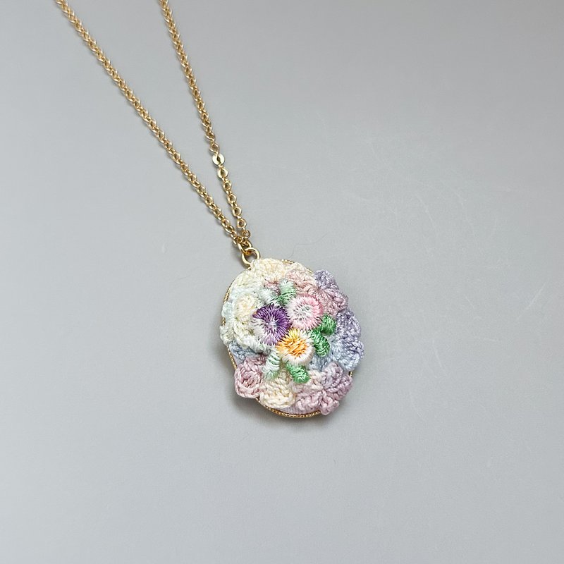 職人手作微鉤織花朵浮雕項鍊 復古優雅感 - 項鍊 - 棉．麻 多色