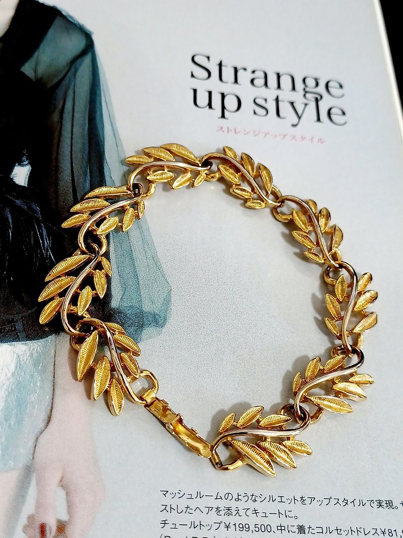 vintage jewelry antique gold oak leaf thin bracelet - สร้อยคอ - โลหะ 