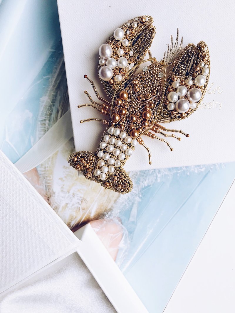 Handmade Embroidered Gold Lobster Beaded Brooch - 胸針 - 繡線 金色