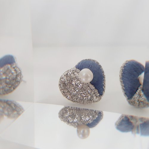 a lovely day 愛心珍珠手作刺繡耳環 牛仔藍