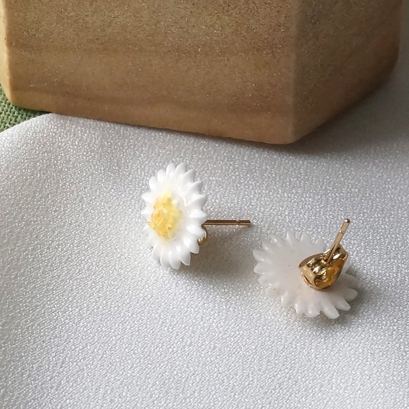 雛菊耳環/耳夾 手工黏土裱花 可客製 - 耳環/耳夾 - 黏土 白色