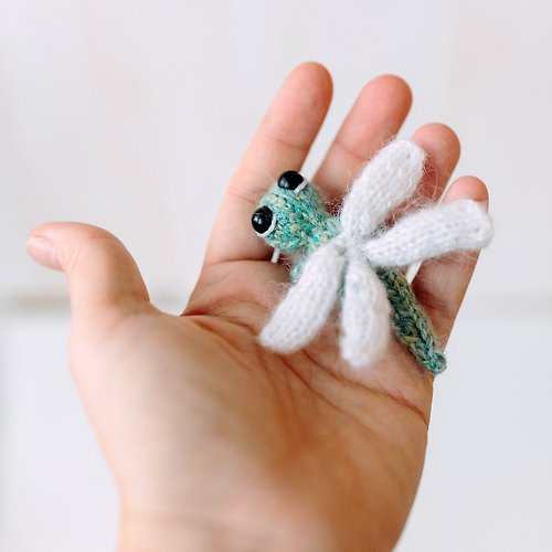 Cute Knit Toy Tiny Dragonfly knitting pattern. Knitted insect step by step tutorial. DIY minia