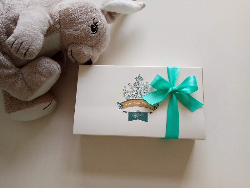 Add a small gift box (can fit 1-2 bibs or a single baby hat / single neck) - ของขวัญวันครบรอบ - กระดาษ สีเขียว