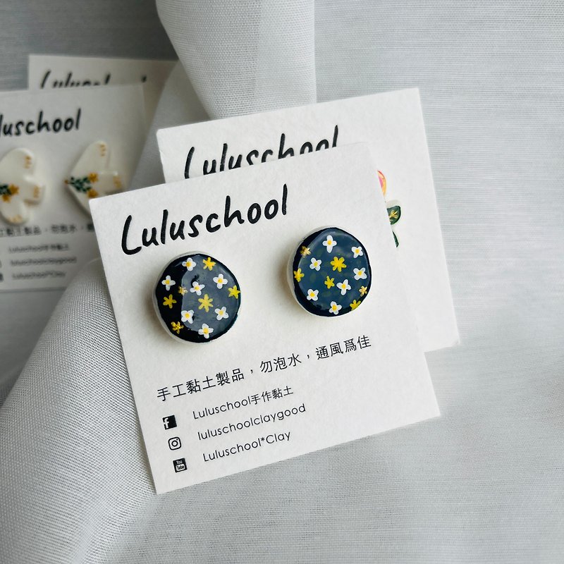 Clip-On earrings - floral, round, small flower, clay earrings, waterproof, imitation porcelain feel - ต่างหู - ดินเหนียว ขาว