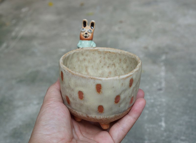 Rabbit pot , cactus , handmade ceramic , pottery - 花瓶/花器 - 陶 卡其色