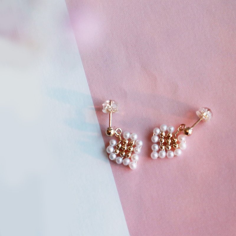 Miss Queeny original | Pixel heart series short earrings love natural handmade pure pearl - ต่างหู - โลหะ สีทอง