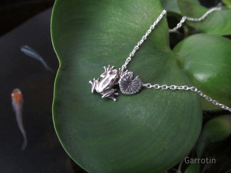 Small frog and lotus leaf pendant - Necklaces - Sterling Silver 