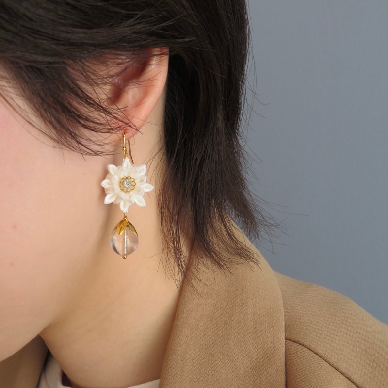 ゆれるガザニアと水晶のピアス・イヤリング/きものアップサイクルアクセサリー - 耳環/耳夾/耳骨夾 - 絲．絹 白色