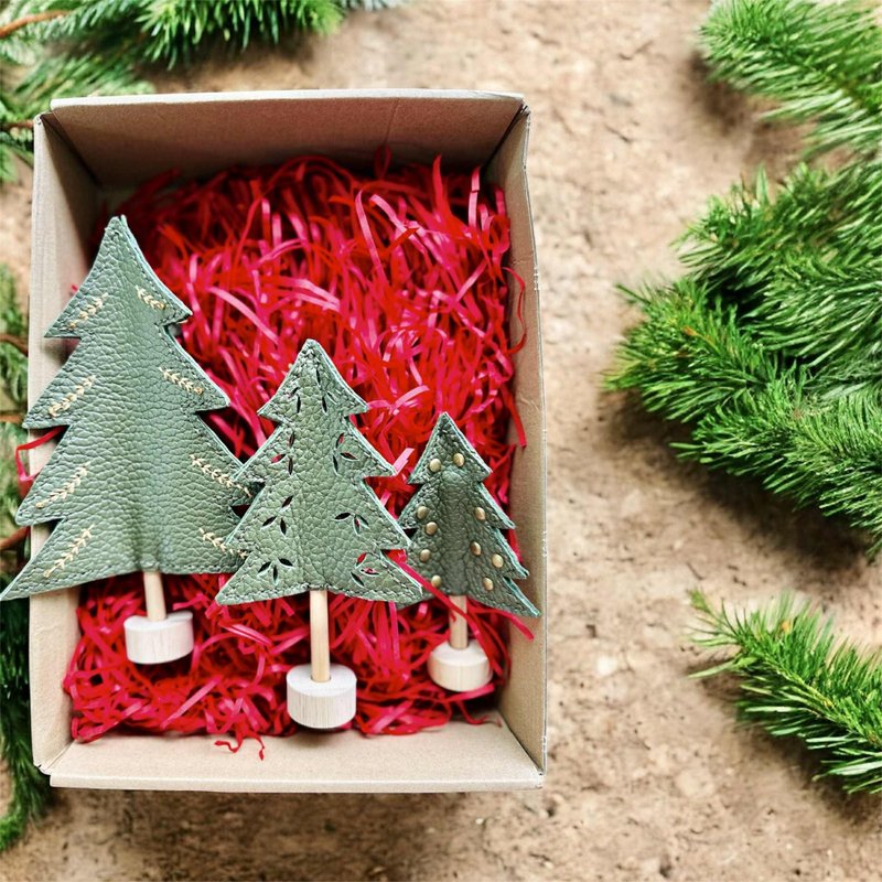 Set of hand craft lychee-grain leather Christmas trees for holiday and New - 擺飾/家飾品 - 真皮 綠色