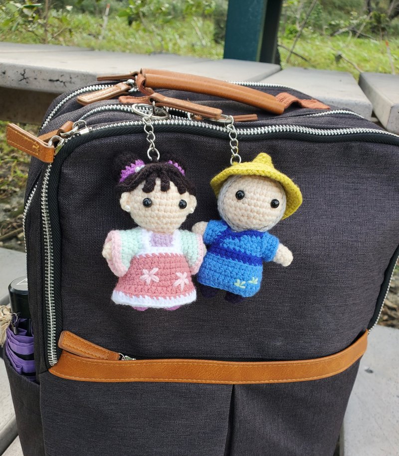 八月湖鉤針娃娃 雙娃吊飾禮盒 附故事卡 - 吊飾/掛飾 - 其他人造纖維 