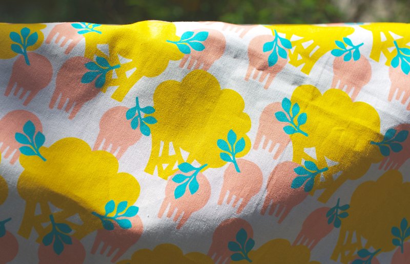 休憩時刻 生活居家用品印花布  大方巾/黃榕樹 - 手帕 - 棉．麻 黃色