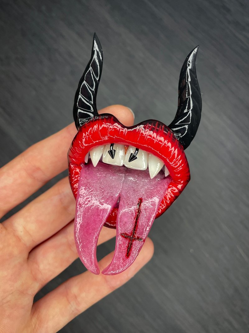 Brooch. Demonic lips with horns and fangs. - Brooches - Clay 