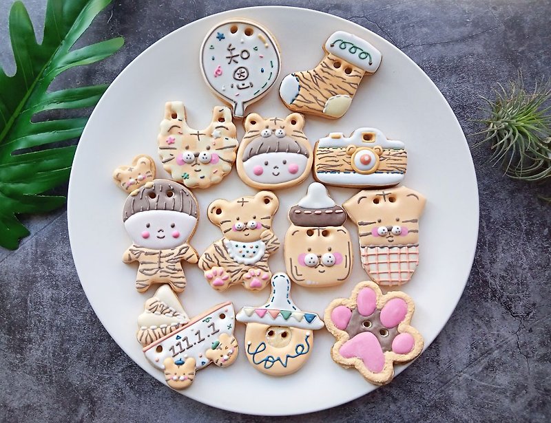 Tiger baby tiger friends salivary biscuits 12 pieces icing biscuits handmade biscuits birthday gift for the year of the tiger - คุกกี้ - วัสดุอื่นๆ 