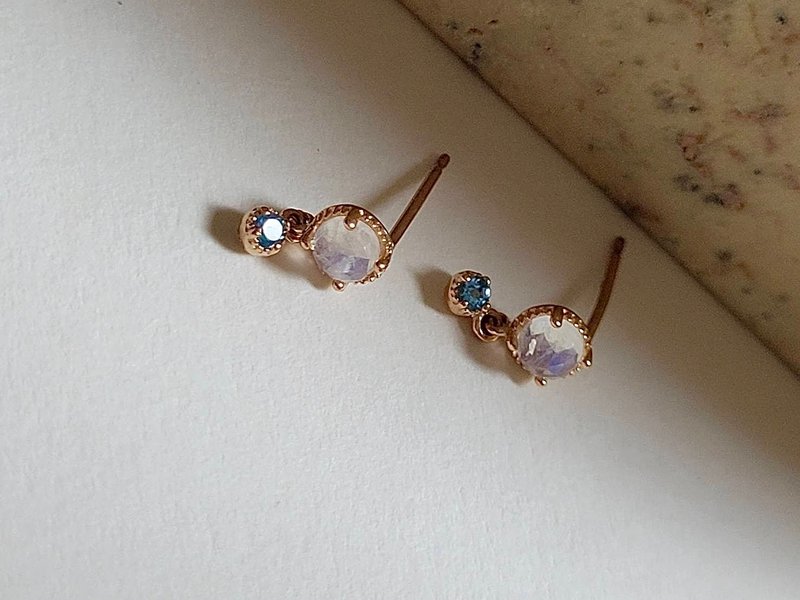 Splendid Moonstone Small Cake Earrings - ต่างหู - คริสตัล สีใส