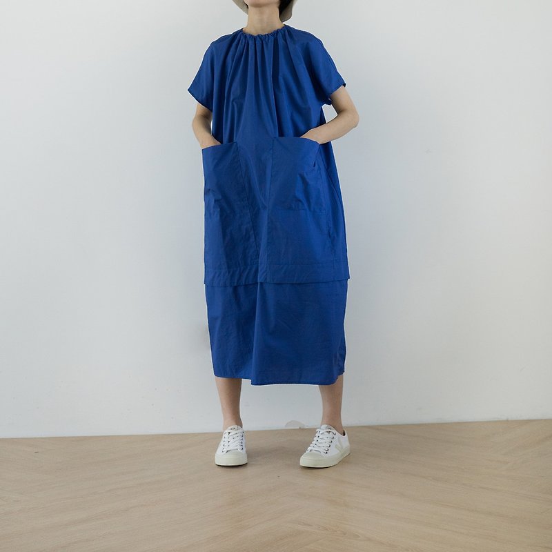 普魯士藍褶皺領立體剪裁大口袋長款洋裝連身裙夏 - 連身裙 - 棉．麻 藍色