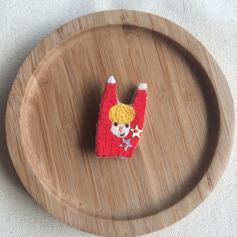 C'est trop Mignon \\ handmade embroidery embroidery * blond man in red cheered pin - Brooches - Thread Red