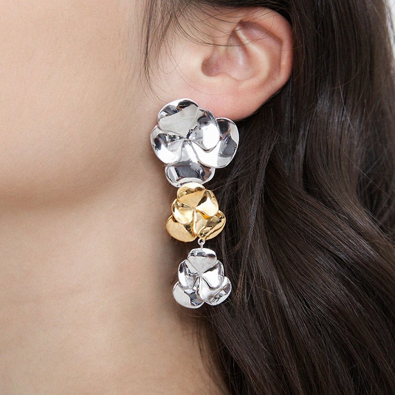 Gold and silver color matching three flowers swaying earrings - ต่างหู - ทองแดงทองเหลือง สีทอง