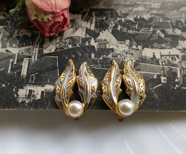 ウエスタンアンティークジュエリー。スペインのダマスカスリーフパールクリップイヤリング - ショップ Vintage Jewelry 古い時 ジュエリー  ピアス・イヤリング - Pinkoi