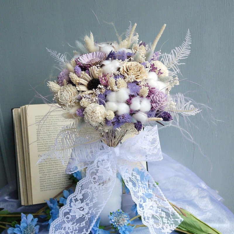 Wedding Collection-Light Purple White Stars Dry Flower Bridal Bouquet (with bouquet box) - ช่อดอกไม้แห้ง - พืช/ดอกไม้ สีม่วง