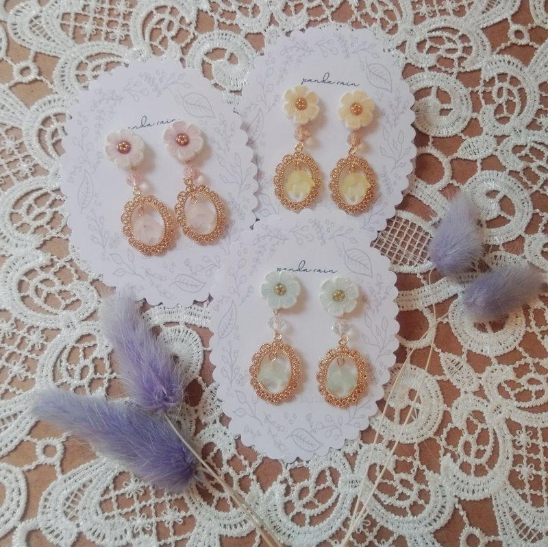 panda rain原創陶瓷風小花耳環C款 - 橢圓蕾絲邊框鈴蘭 - 三色入 - 耳環/耳夾/耳骨夾 - 黏土 多色