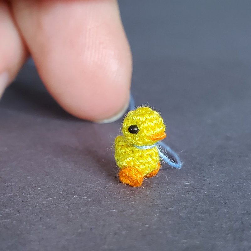 Extreme micro crocheted duck. Dollhouse miniature. Amigurumi stuffed toy for toy - 公仔/玩偶 - 棉．麻 黃色