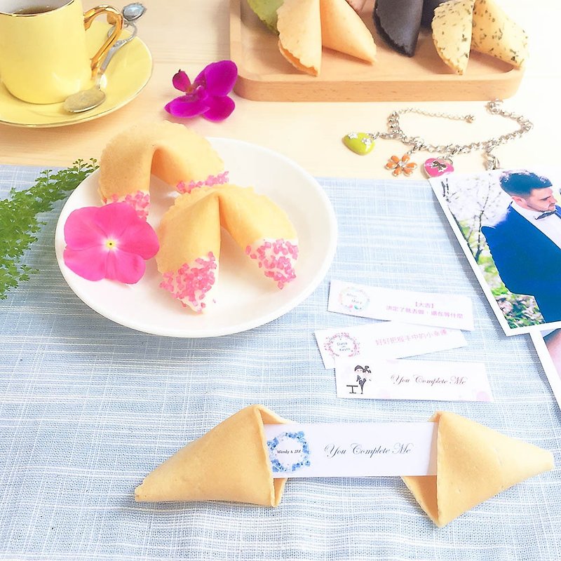 Wedding small items two gifts customized fortune cookie white chocolate fortune cookie handmade freshly made biscuits pink gem FORTUNE COOKIES - คุกกี้ - อาหารสด สึชมพู