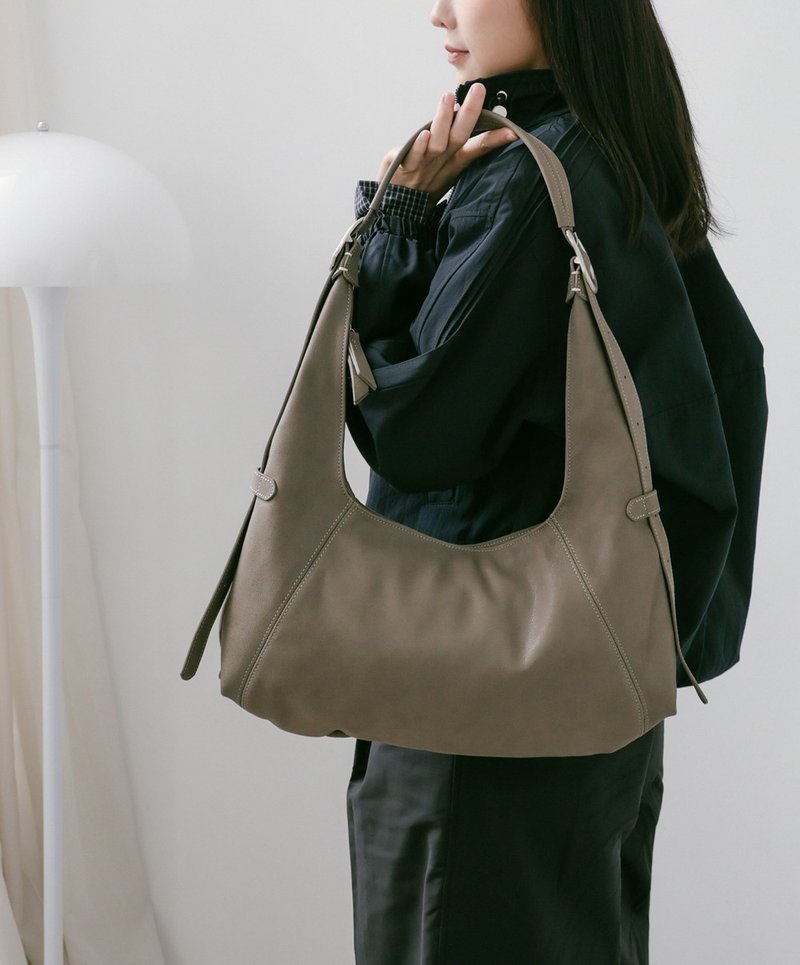 Supportingrole簡約半月形輪廓真皮手提肩斜背托特包 質感棕 - 側背包/斜背包 - 真皮 