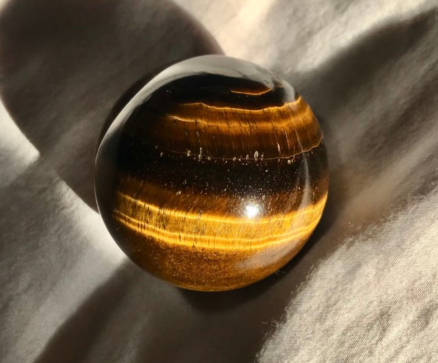 石玉 強いキャッツアイトップ 花のような形をした天然原石 水晶玉